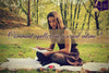 jeune femme assise sur l'herbe au milieu de la forêt et tenant un journal intime avec des notes sur le sol